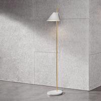 Louis Poulsen stojaca lampa mramor Yuh Brass biela